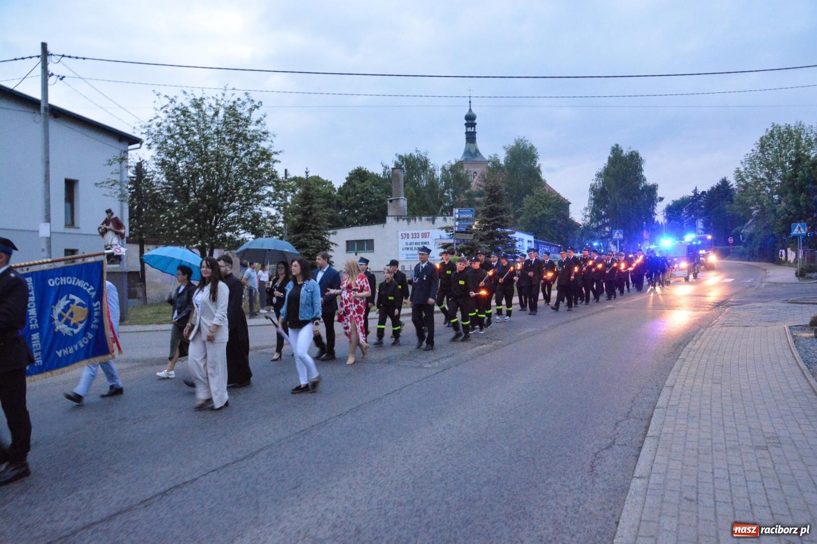 Zdjęcie w galerii na portalu naszraciborz.pl: Strażackie święto w Pietrowicach Wielkich. Wójt przekazał kluczyki, a księża poświęcili nowy wóz wiadomości z regionu