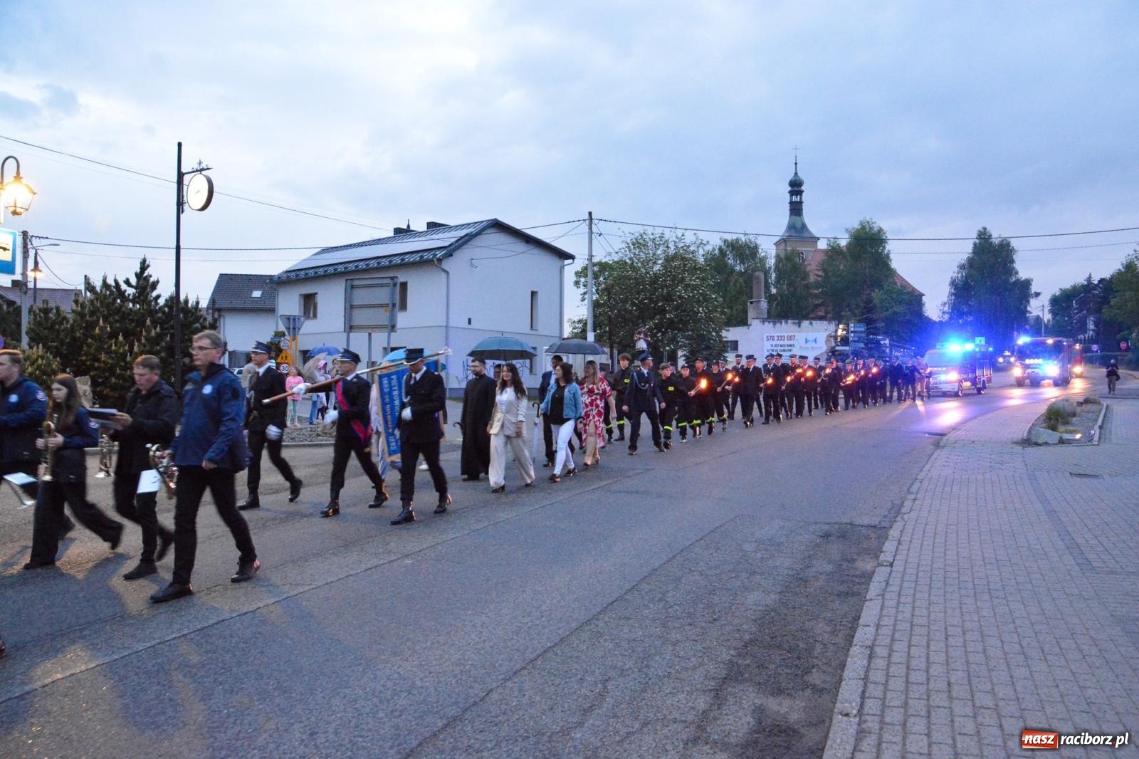 Zdjęcie w galerii na portalu naszraciborz.pl: Strażackie święto w Pietrowicach Wielkich. Wójt przekazał kluczyki, a księża poświęcili nowy wóz wiadomości z regionu