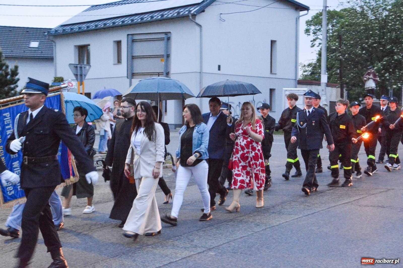 Zdjęcie w galerii na portalu naszraciborz.pl: Strażackie święto w Pietrowicach Wielkich. Wójt przekazał kluczyki, a księża poświęcili nowy wóz wiadomości z regionu