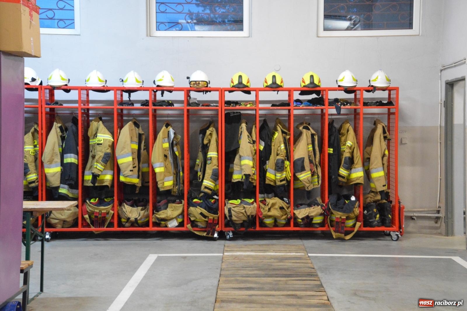 Zdjęcie w galerii na portalu naszraciborz.pl: Strażackie święto w Pietrowicach Wielkich. Wójt przekazał kluczyki, a księża poświęcili nowy wóz wiadomości z regionu