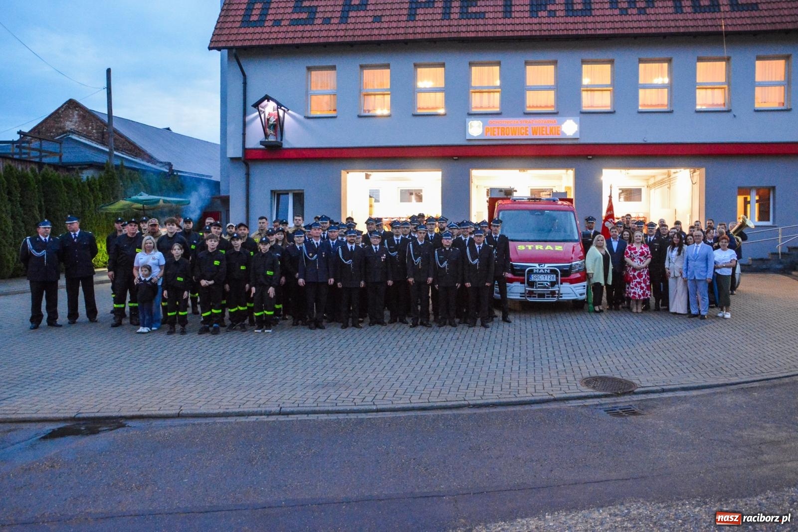 Zdjęcie w galerii na portalu naszraciborz.pl: Strażackie święto w Pietrowicach Wielkich. Wójt przekazał kluczyki, a księża poświęcili nowy wóz wiadomości z regionu