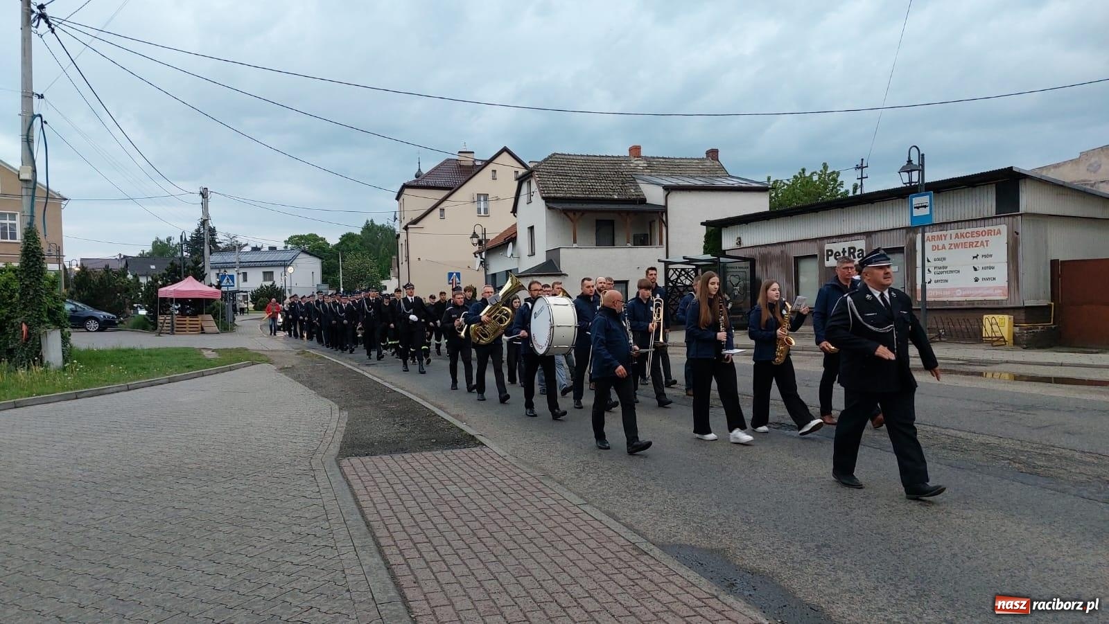 Zdjęcie w galerii na portalu naszraciborz.pl: Strażackie święto w Pietrowicach Wielkich. Wójt przekazał kluczyki, a księża poświęcili nowy wóz wiadomości z regionu