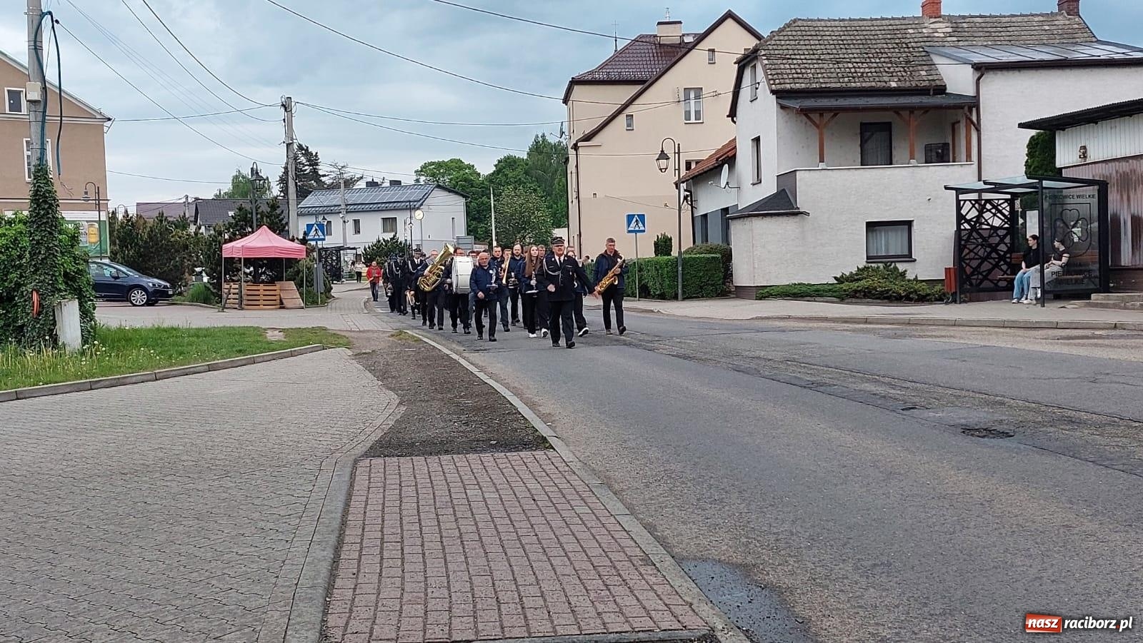 Zdjęcie w galerii na portalu naszraciborz.pl: Strażackie święto w Pietrowicach Wielkich. Wójt przekazał kluczyki, a księża poświęcili nowy wóz wiadomości z regionu