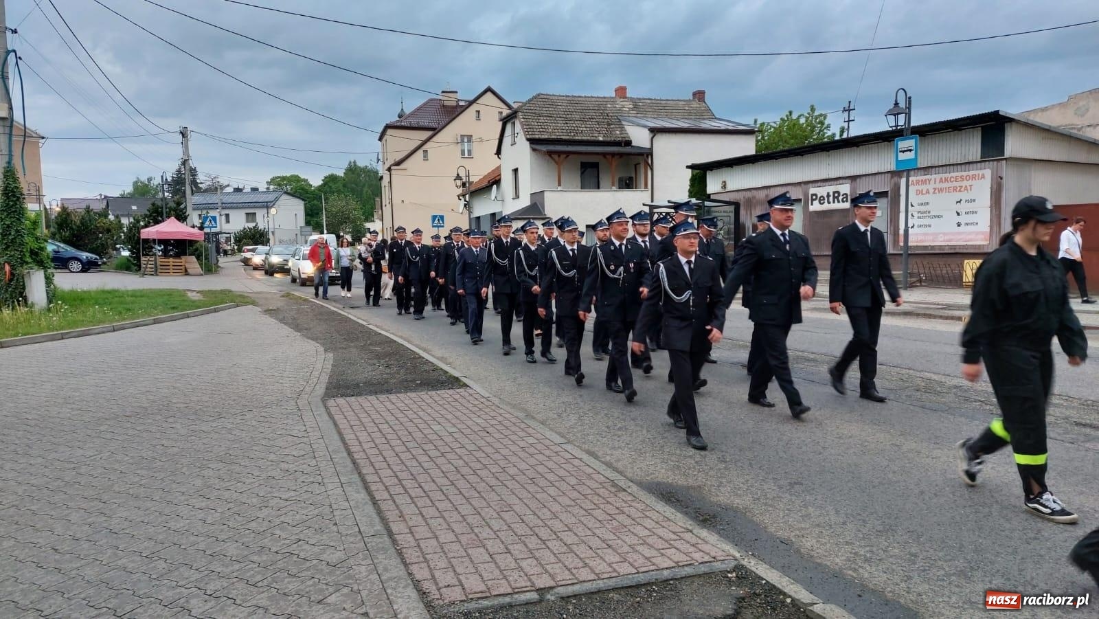 Zdjęcie w galerii na portalu naszraciborz.pl: Strażackie święto w Pietrowicach Wielkich. Wójt przekazał kluczyki, a księża poświęcili nowy wóz wiadomości z regionu