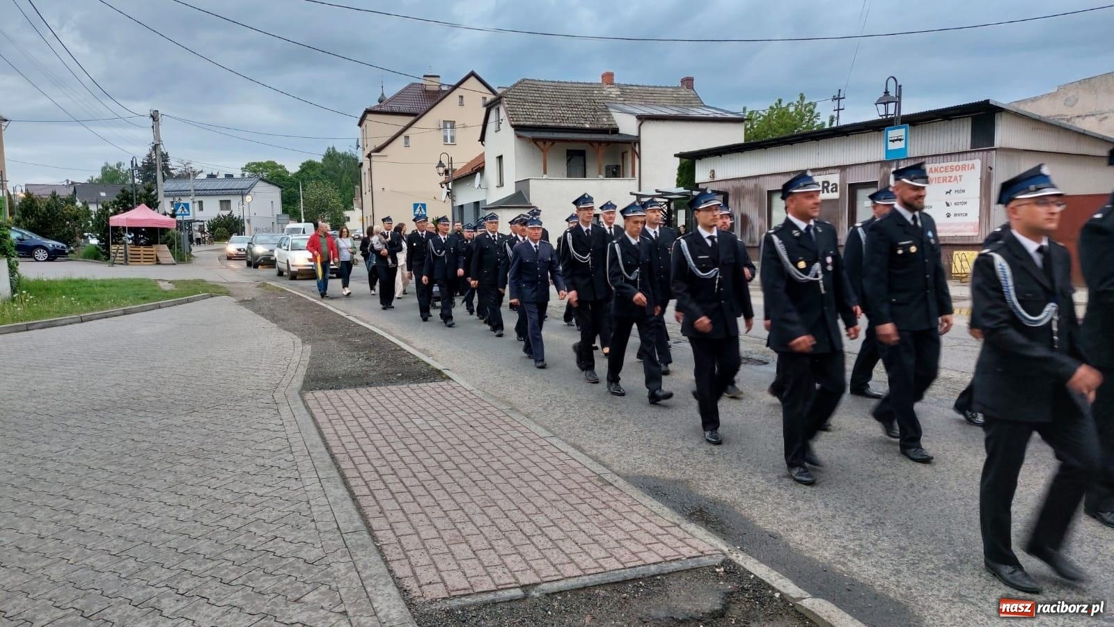 Zdjęcie w galerii na portalu naszraciborz.pl: Strażackie święto w Pietrowicach Wielkich. Wójt przekazał kluczyki, a księża poświęcili nowy wóz wiadomości z regionu