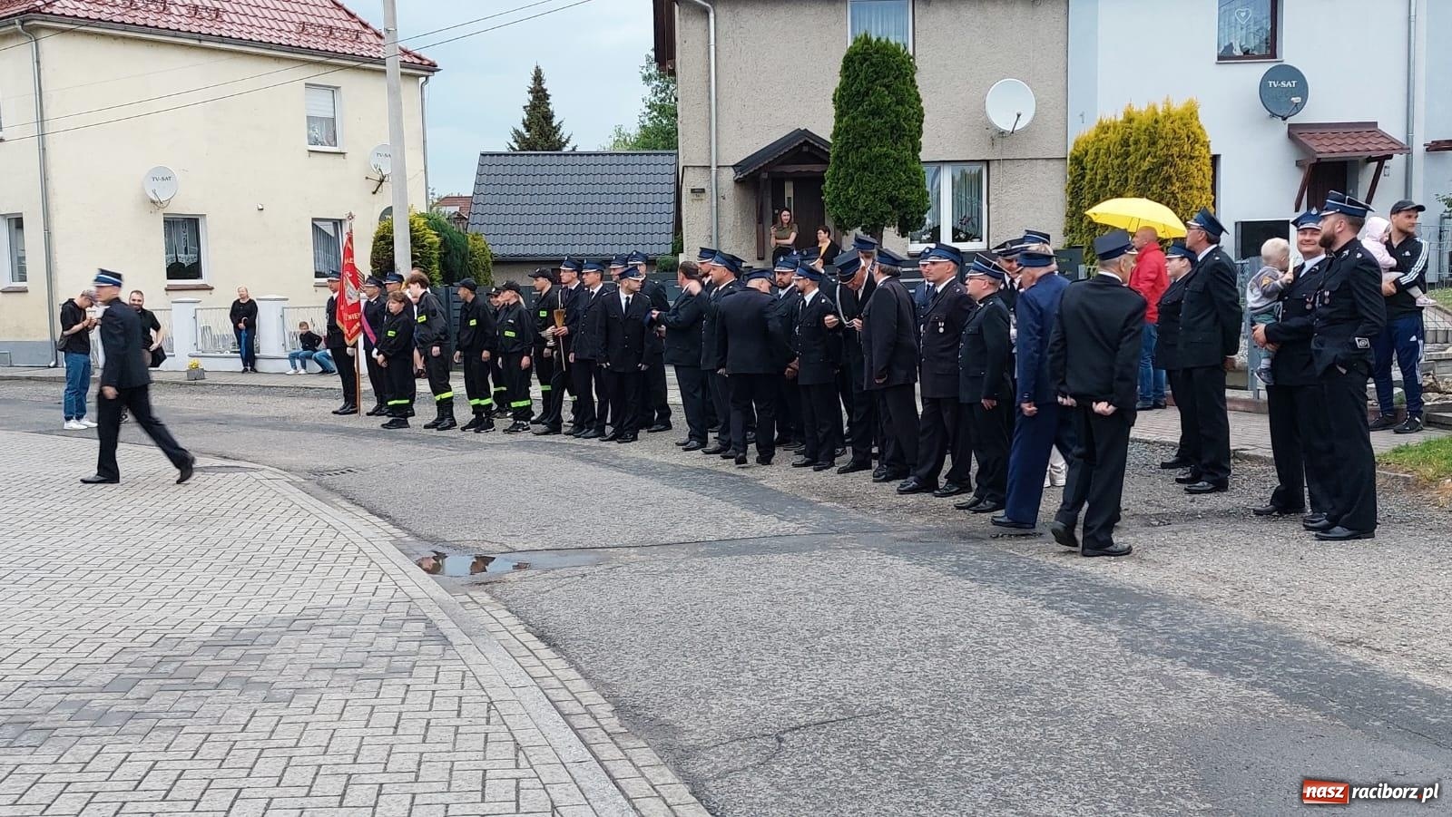 Zdjęcie w galerii na portalu naszraciborz.pl: Strażackie święto w Pietrowicach Wielkich. Wójt przekazał kluczyki, a księża poświęcili nowy wóz wiadomości z regionu