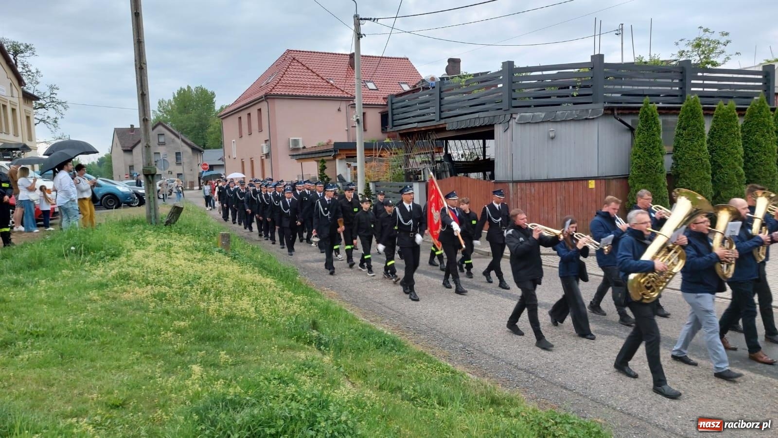 Zdjęcie w galerii na portalu naszraciborz.pl: Strażackie święto w Pietrowicach Wielkich. Wójt przekazał kluczyki, a księża poświęcili nowy wóz wiadomości z regionu