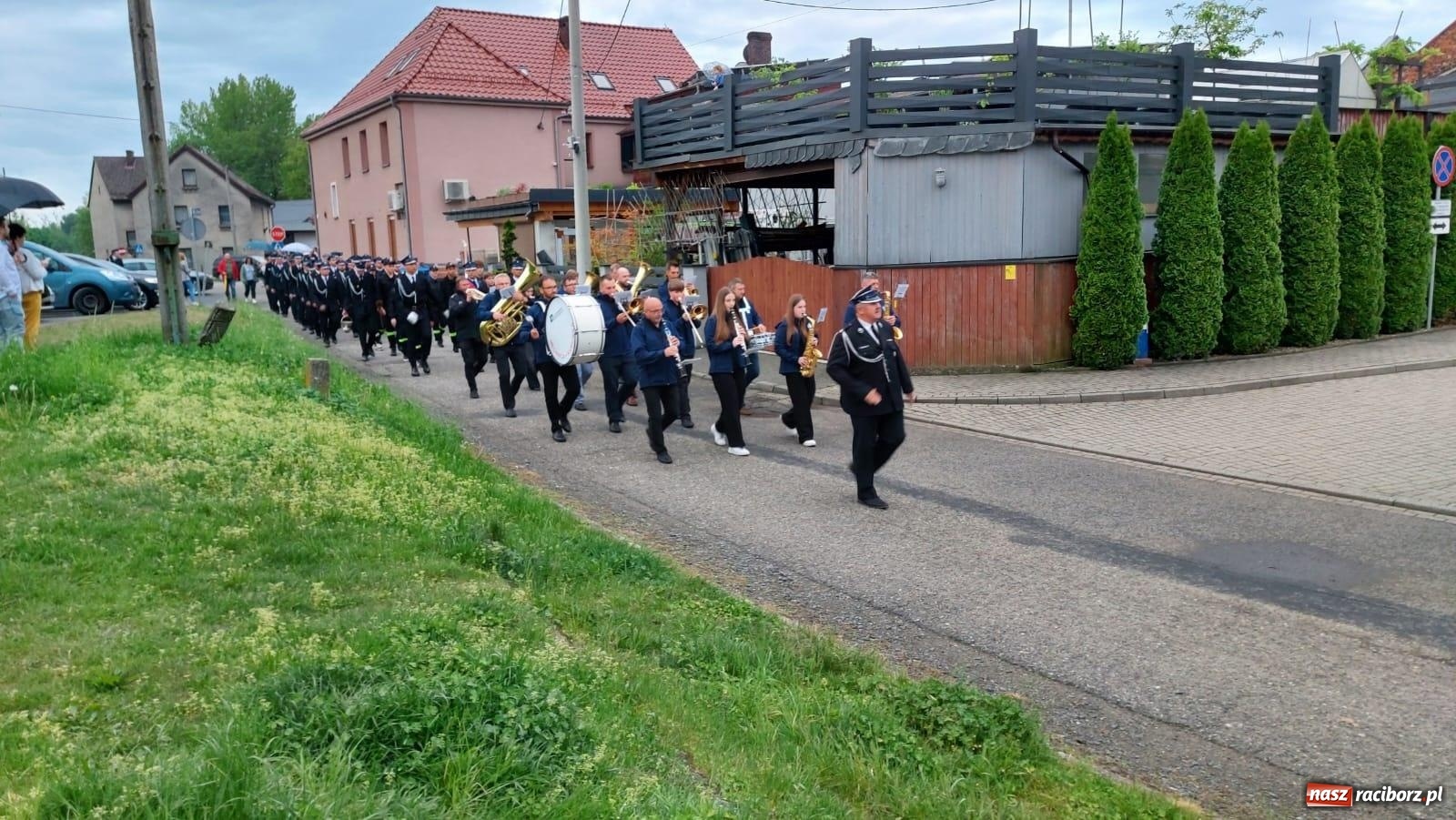 Zdjęcie w galerii na portalu naszraciborz.pl: Strażackie święto w Pietrowicach Wielkich. Wójt przekazał kluczyki, a księża poświęcili nowy wóz wiadomości z regionu