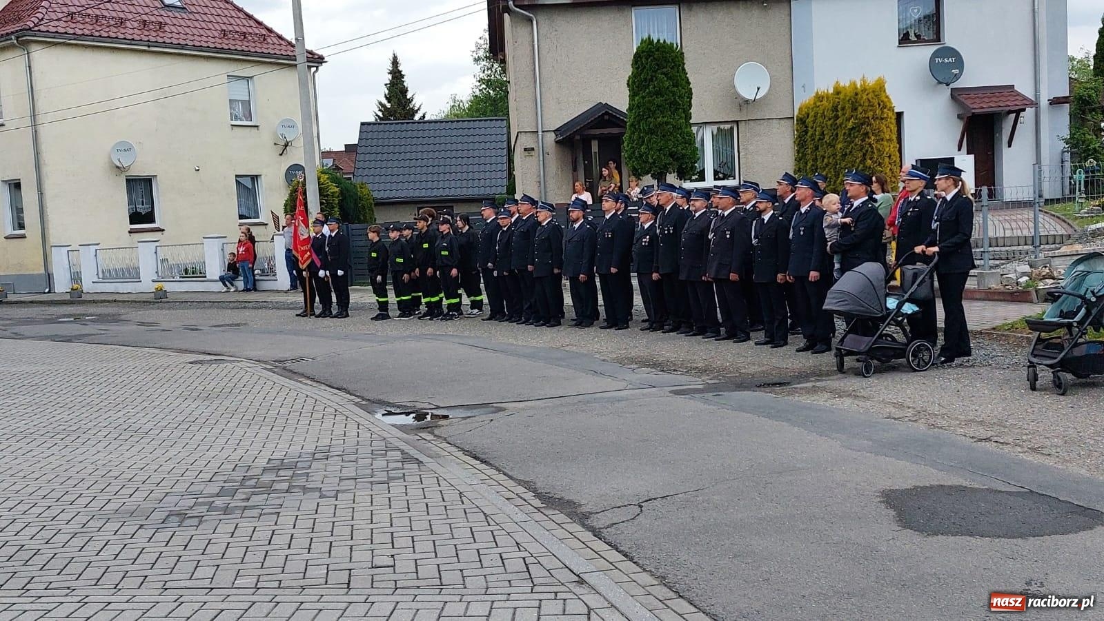 Zdjęcie w galerii na portalu naszraciborz.pl: Strażackie święto w Pietrowicach Wielkich. Wójt przekazał kluczyki, a księża poświęcili nowy wóz wiadomości z regionu