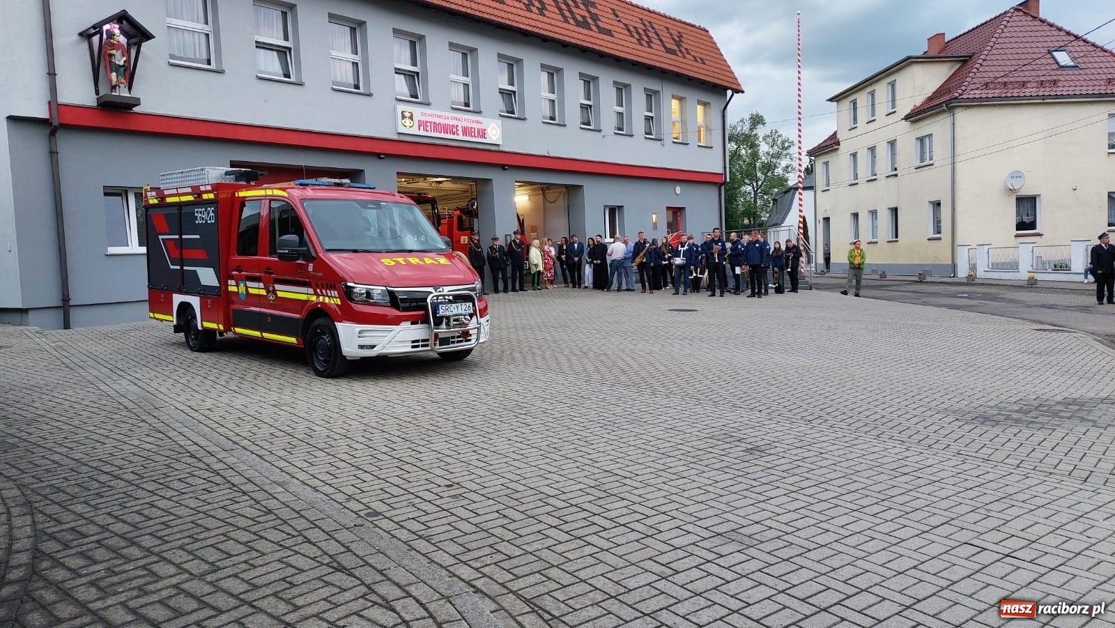 Zdjęcie w galerii na portalu naszraciborz.pl: Strażackie święto w Pietrowicach Wielkich. Wójt przekazał kluczyki, a księża poświęcili nowy wóz wiadomości z regionu