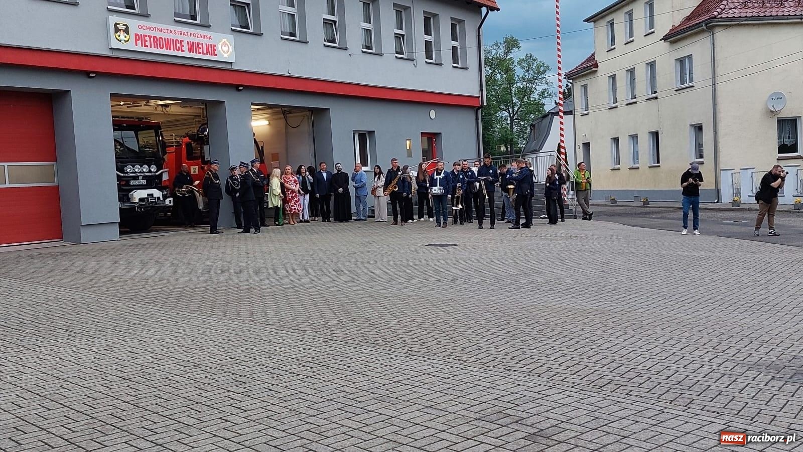 Zdjęcie w galerii na portalu naszraciborz.pl: Strażackie święto w Pietrowicach Wielkich. Wójt przekazał kluczyki, a księża poświęcili nowy wóz wiadomości z regionu