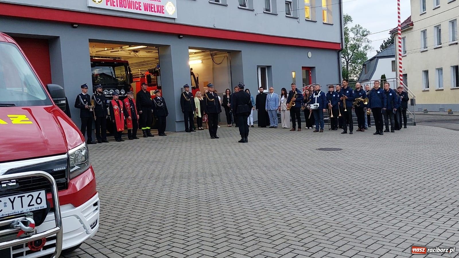 Zdjęcie w galerii na portalu naszraciborz.pl: Strażackie święto w Pietrowicach Wielkich. Wójt przekazał kluczyki, a księża poświęcili nowy wóz wiadomości z regionu