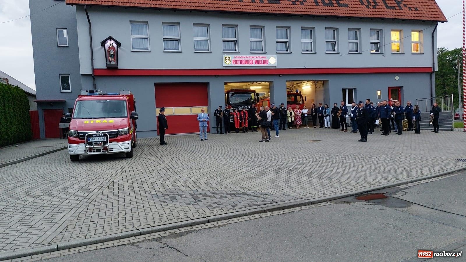 Zdjęcie w galerii na portalu naszraciborz.pl: Strażackie święto w Pietrowicach Wielkich. Wójt przekazał kluczyki, a księża poświęcili nowy wóz wiadomości z regionu