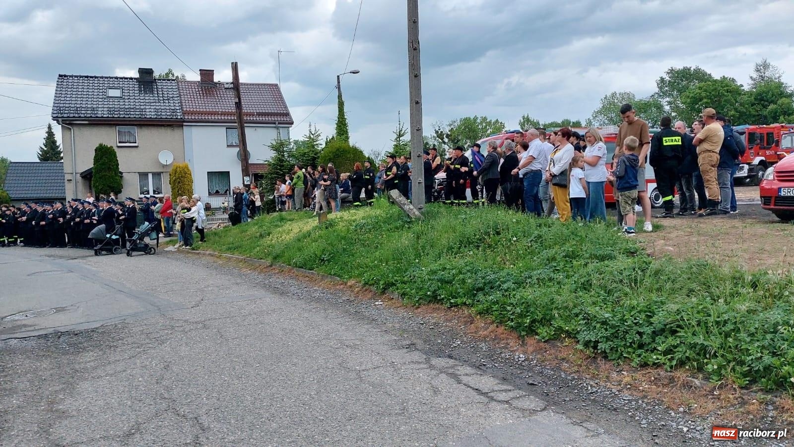 Zdjęcie w galerii na portalu naszraciborz.pl: Strażackie święto w Pietrowicach Wielkich. Wójt przekazał kluczyki, a księża poświęcili nowy wóz wiadomości z regionu