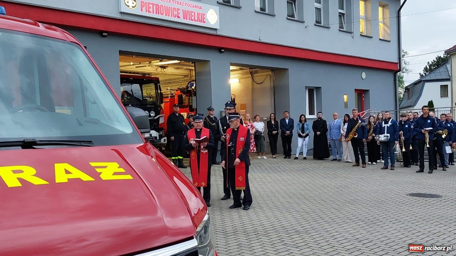 Zdjęcie w galerii na portalu naszraciborz.pl: Strażackie święto w Pietrowicach Wielkich. Wójt przekazał kluczyki, a księża poświęcili nowy wóz wiadomości z regionu