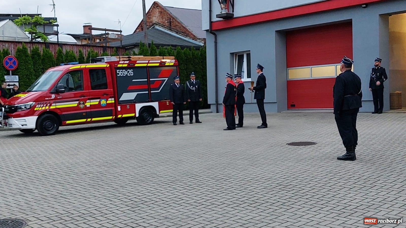 Zdjęcie w galerii na portalu naszraciborz.pl: Strażackie święto w Pietrowicach Wielkich. Wójt przekazał kluczyki, a księża poświęcili nowy wóz wiadomości z regionu