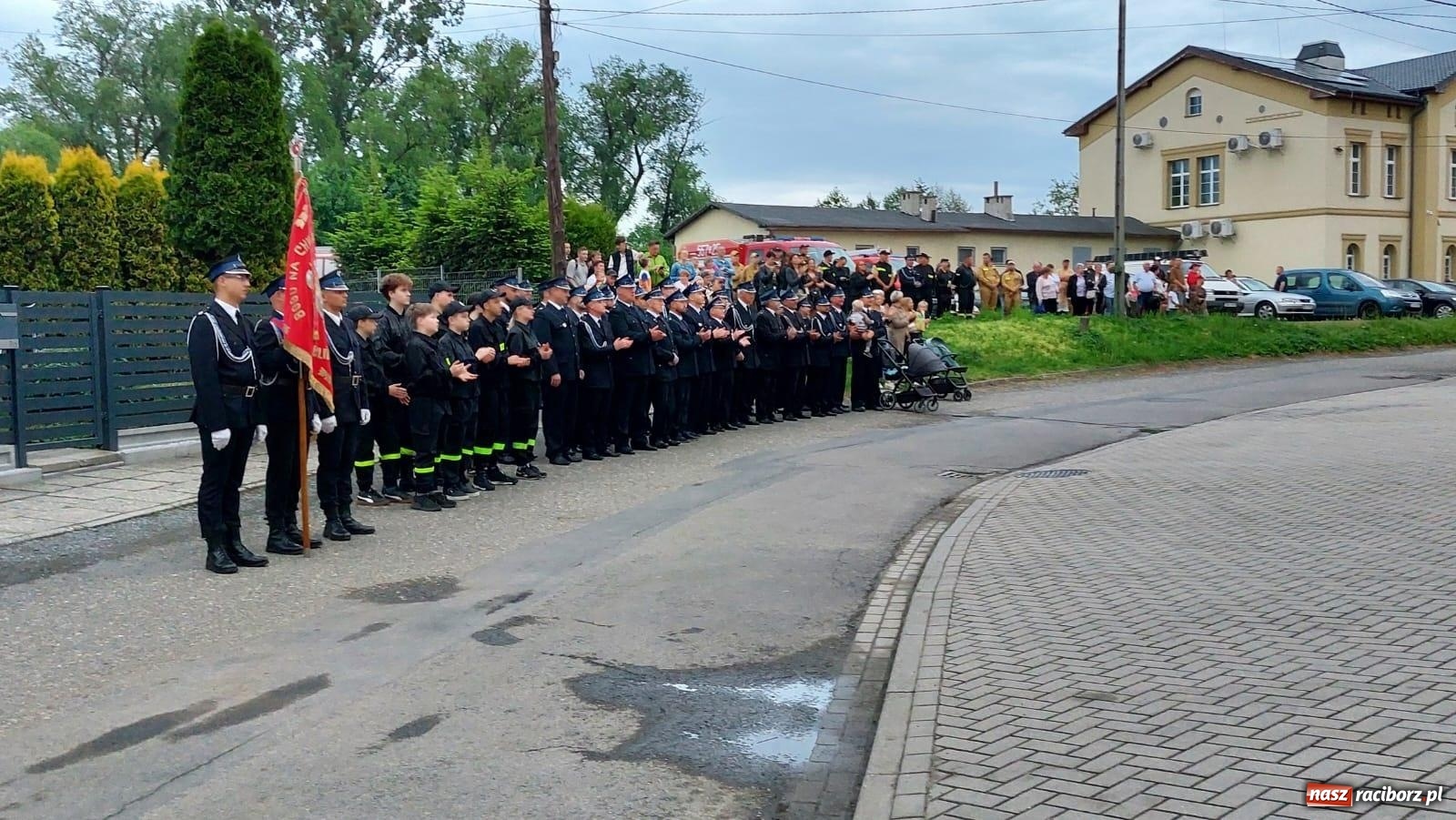 Zdjęcie w galerii na portalu naszraciborz.pl: Strażackie święto w Pietrowicach Wielkich. Wójt przekazał kluczyki, a księża poświęcili nowy wóz wiadomości z regionu