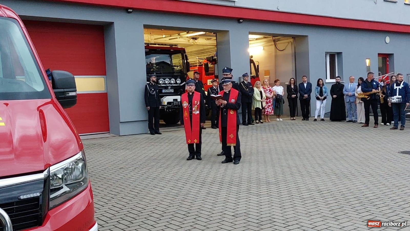 Zdjęcie w galerii na portalu naszraciborz.pl: Strażackie święto w Pietrowicach Wielkich. Wójt przekazał kluczyki, a księża poświęcili nowy wóz wiadomości z regionu