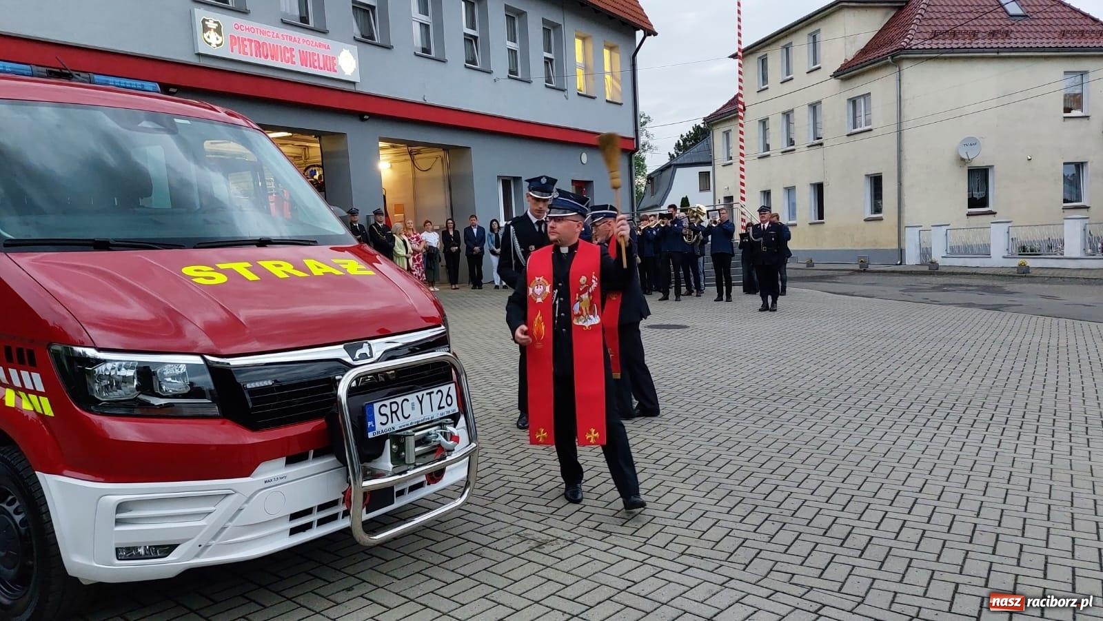 Zdjęcie w galerii na portalu naszraciborz.pl: Strażackie święto w Pietrowicach Wielkich. Wójt przekazał kluczyki, a księża poświęcili nowy wóz wiadomości z regionu