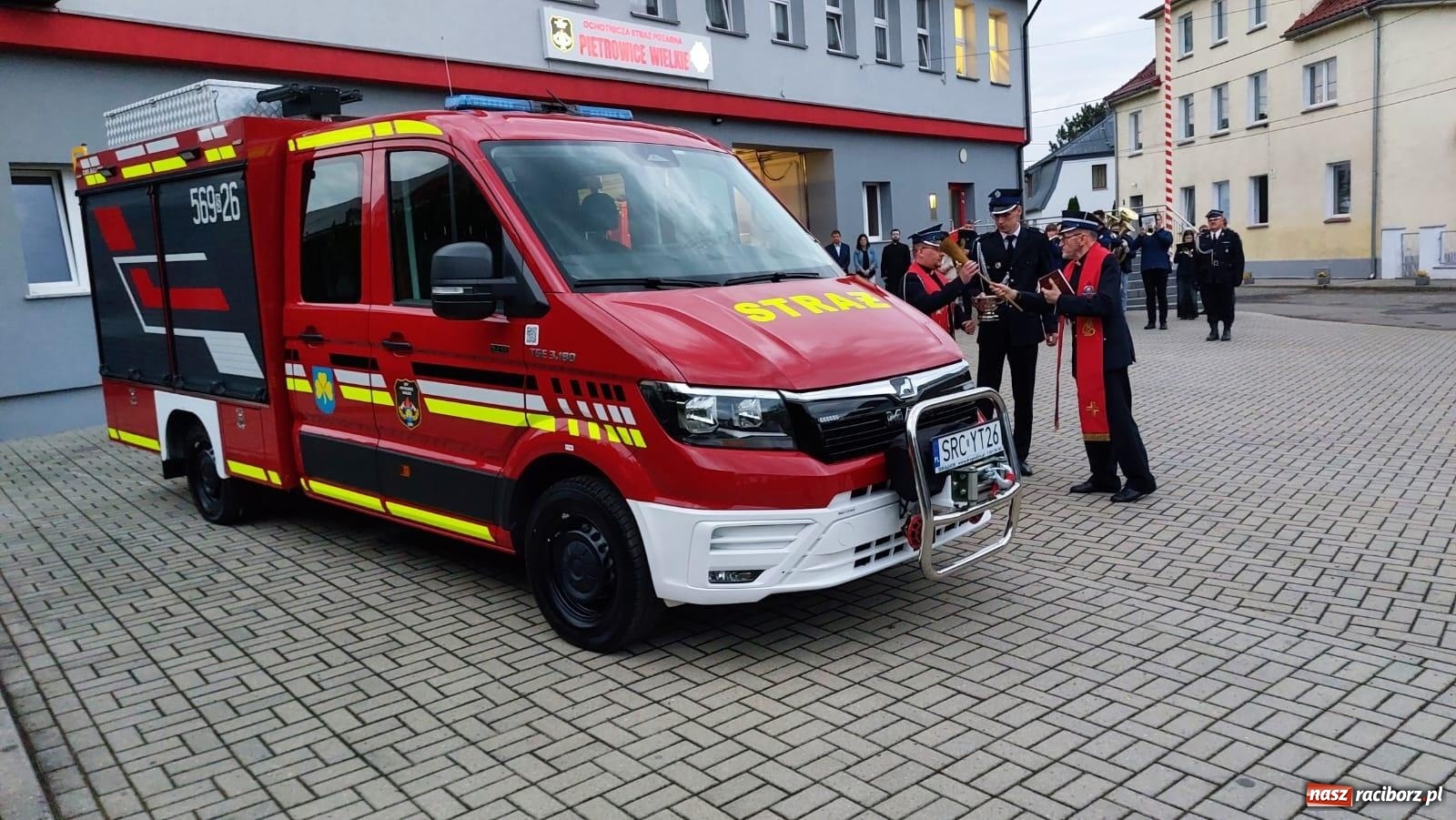 Zdjęcie w galerii na portalu naszraciborz.pl: Strażackie święto w Pietrowicach Wielkich. Wójt przekazał kluczyki, a księża poświęcili nowy wóz wiadomości z regionu