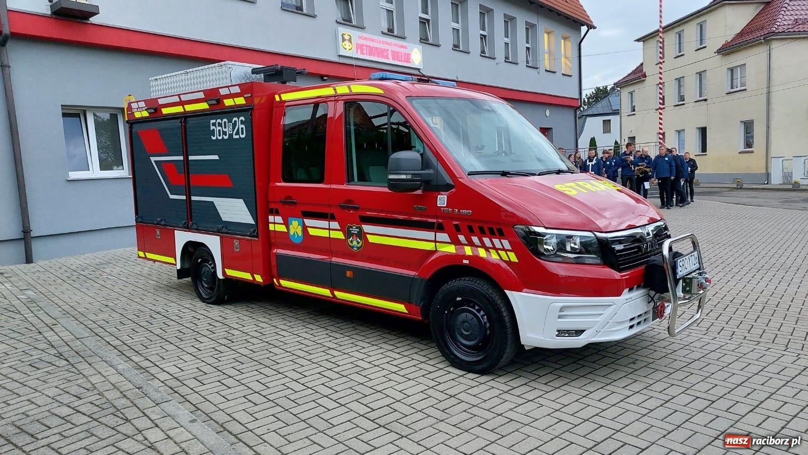Zdjęcie w galerii na portalu naszraciborz.pl: Strażackie święto w Pietrowicach Wielkich. Wójt przekazał kluczyki, a księża poświęcili nowy wóz wiadomości z regionu
