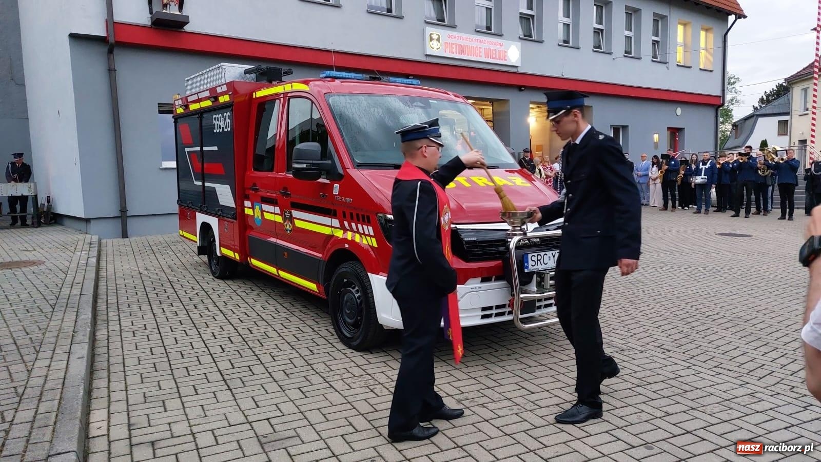 Zdjęcie w galerii na portalu naszraciborz.pl: Strażackie święto w Pietrowicach Wielkich. Wójt przekazał kluczyki, a księża poświęcili nowy wóz wiadomości z regionu