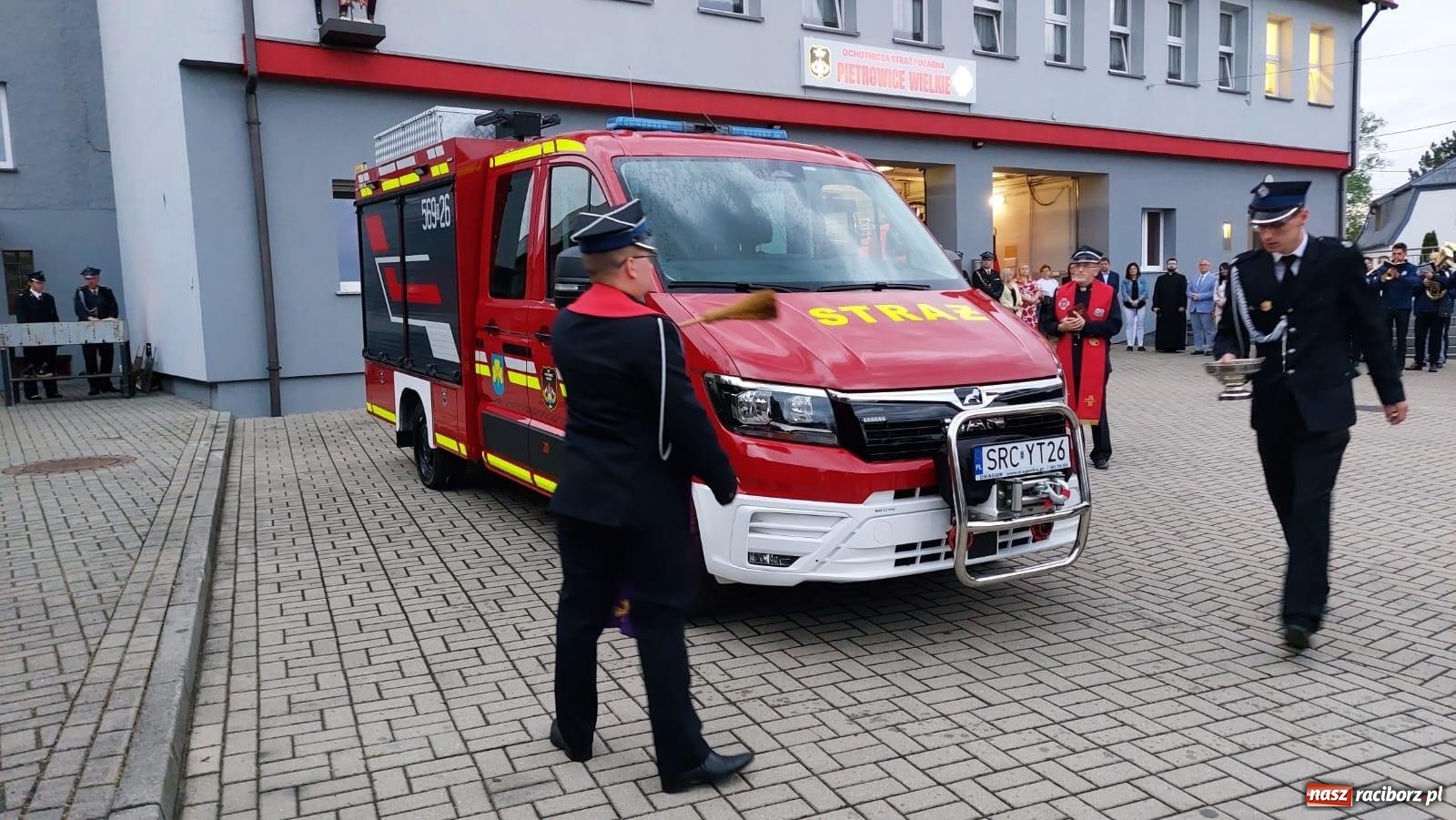 Zdjęcie w galerii na portalu naszraciborz.pl: Strażackie święto w Pietrowicach Wielkich. Wójt przekazał kluczyki, a księża poświęcili nowy wóz wiadomości z regionu