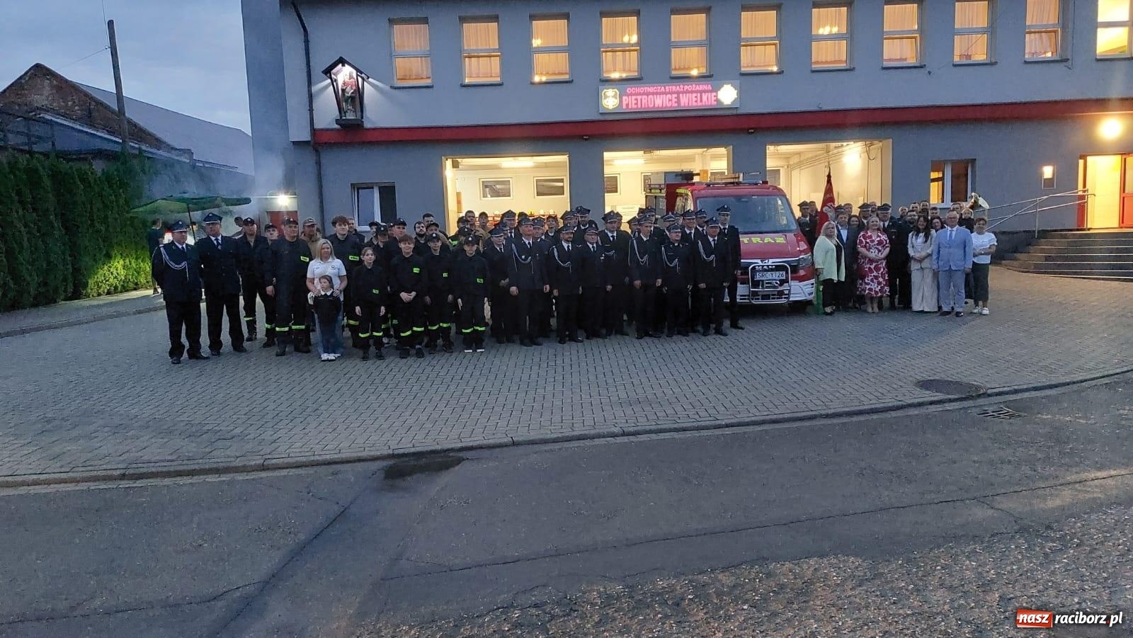 Zdjęcie w galerii na portalu naszraciborz.pl: Strażackie święto w Pietrowicach Wielkich. Wójt przekazał kluczyki, a księża poświęcili nowy wóz wiadomości z regionu