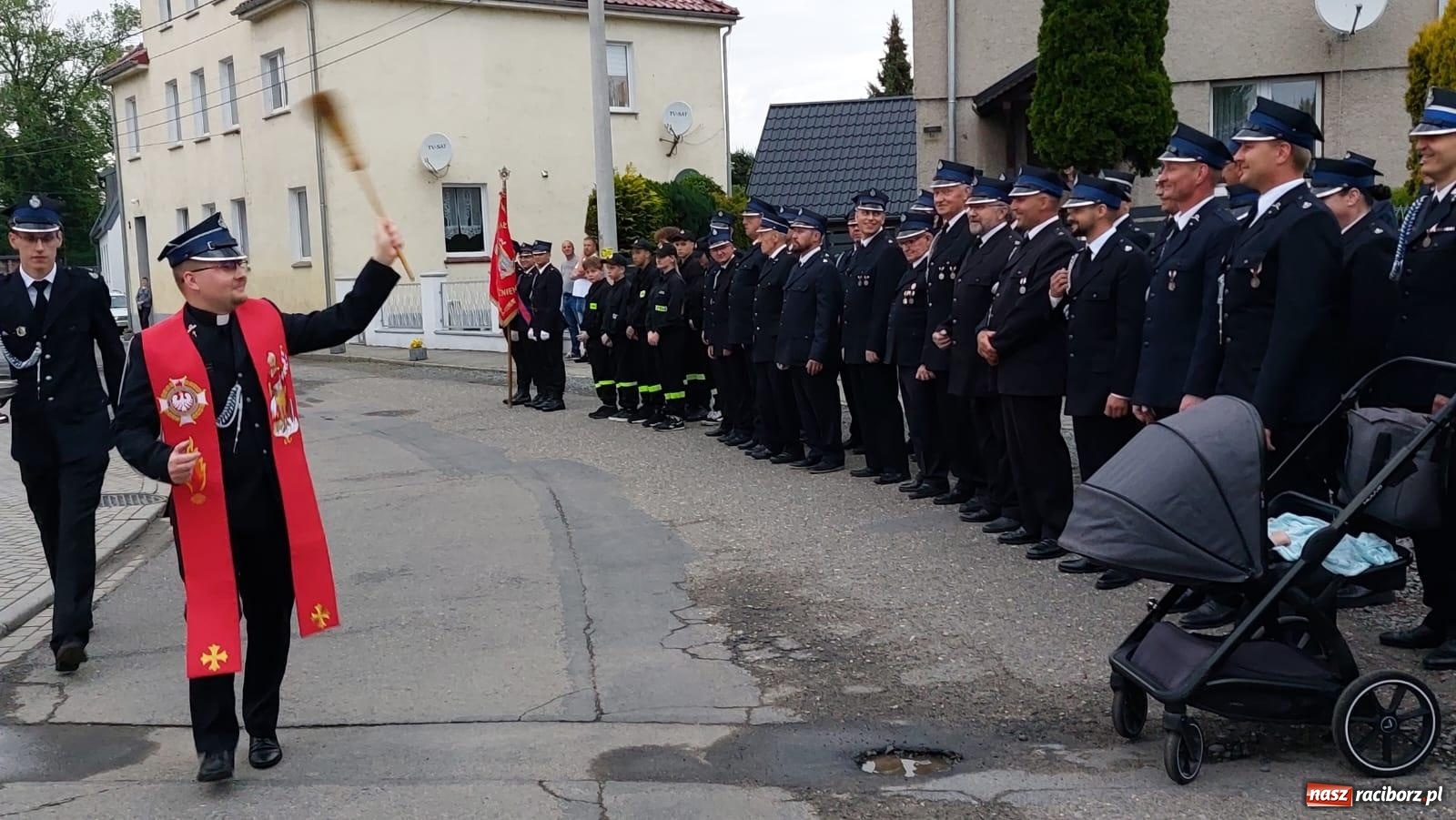 Zdjęcie w galerii na portalu naszraciborz.pl: Strażackie święto w Pietrowicach Wielkich. Wójt przekazał kluczyki, a księża poświęcili nowy wóz wiadomości z regionu