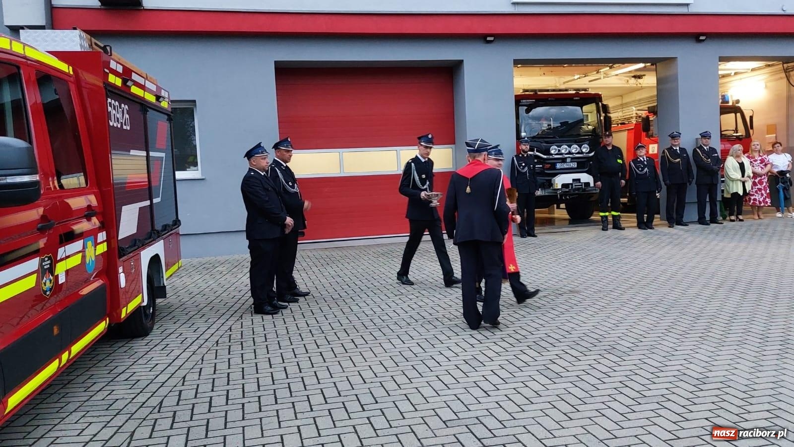 Zdjęcie w galerii na portalu naszraciborz.pl: Strażackie święto w Pietrowicach Wielkich. Wójt przekazał kluczyki, a księża poświęcili nowy wóz wiadomości z regionu