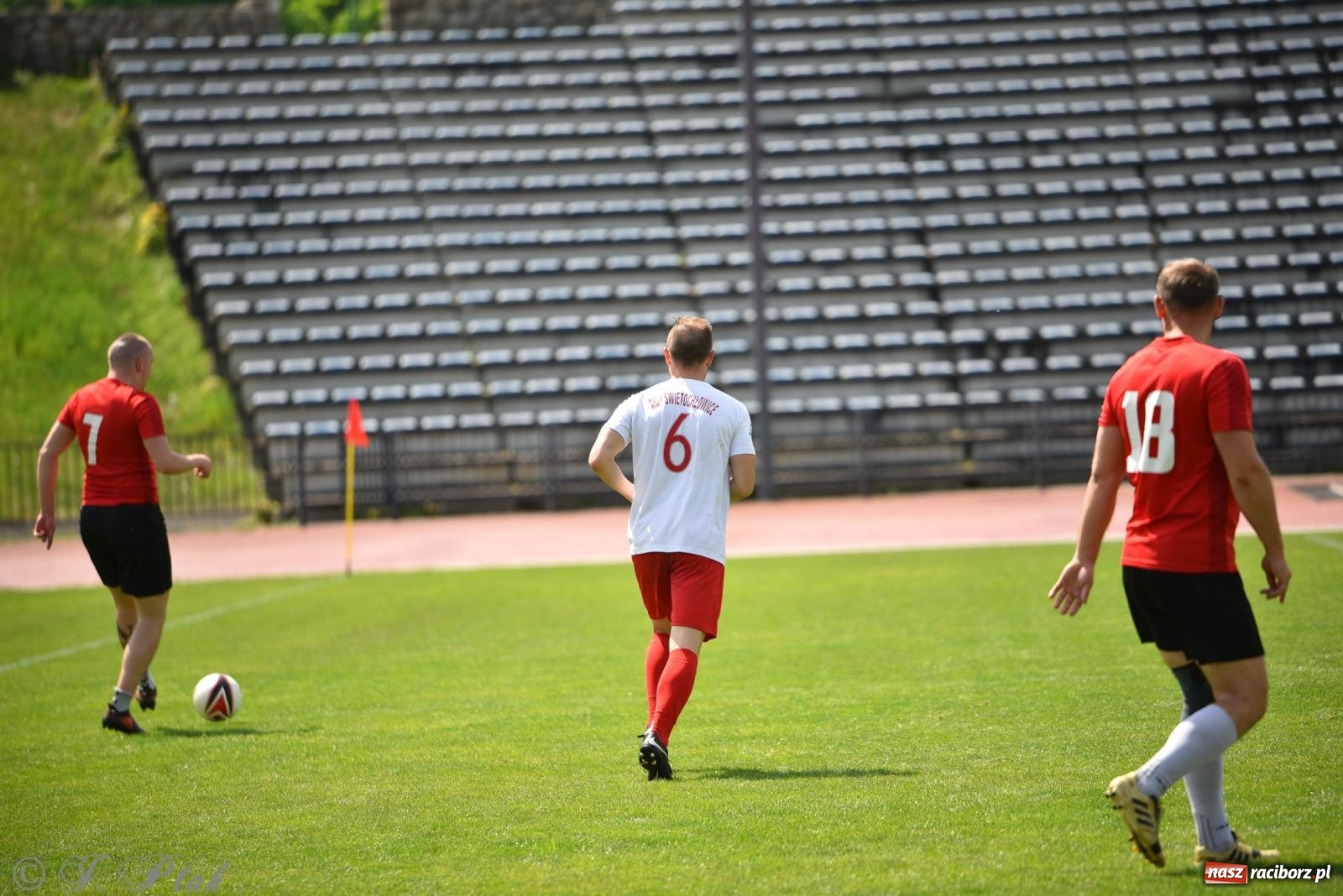 Zdjęcie w galerii na portalu naszraciborz.pl: Piłkarskie zmagania śląskich policjantów na stadionie przy Zamkowej [FOTO i WIDEO] wiadomości z regionu