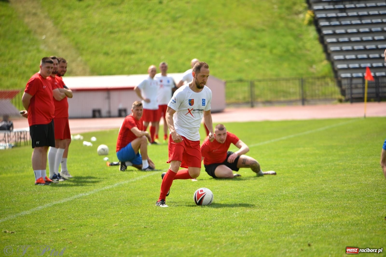 Zdjęcie w galerii na portalu naszraciborz.pl: Piłkarskie zmagania śląskich policjantów na stadionie przy Zamkowej [FOTO i WIDEO] wiadomości z regionu