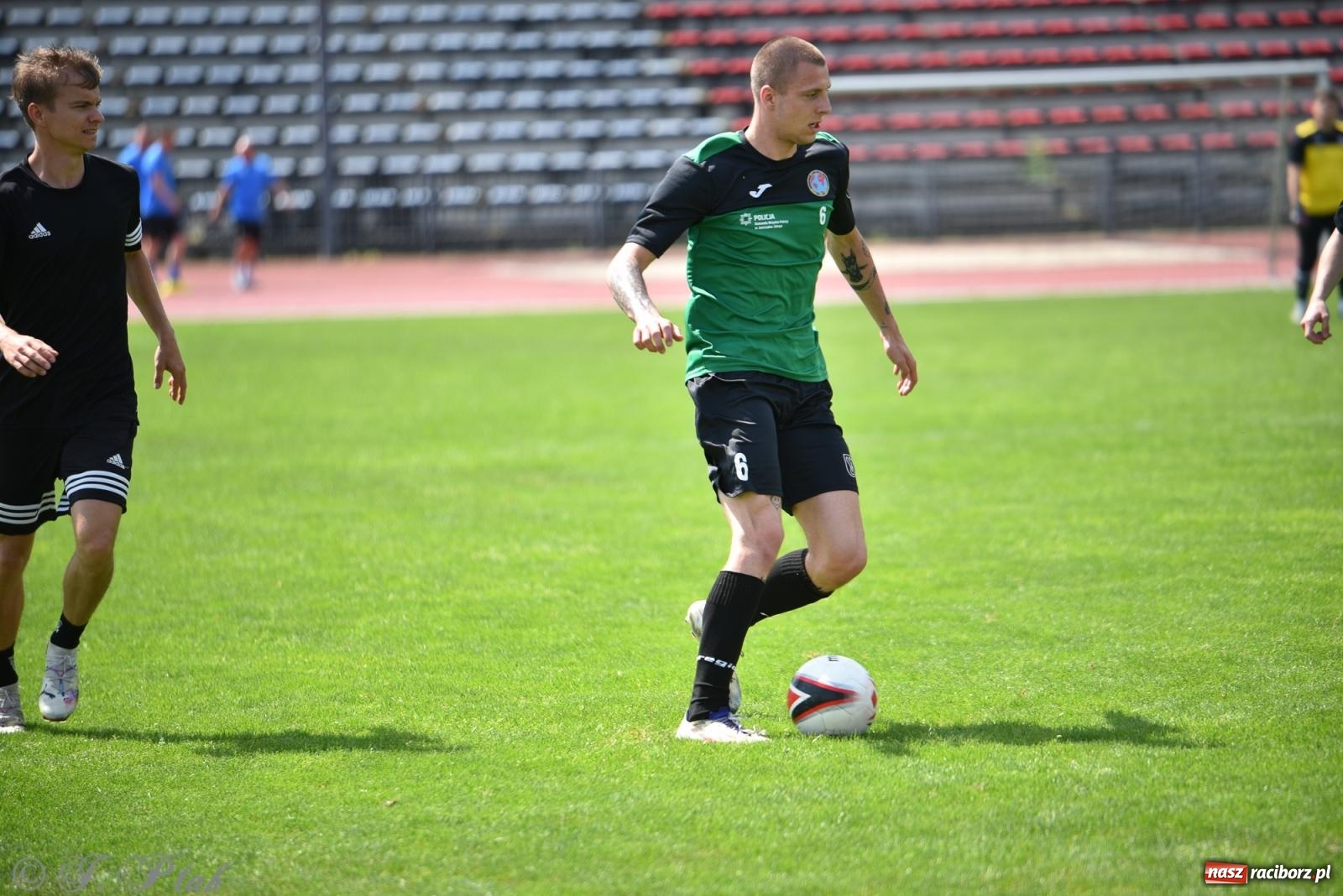 Zdjęcie w galerii na portalu naszraciborz.pl: Piłkarskie zmagania śląskich policjantów na stadionie przy Zamkowej [FOTO i WIDEO] wiadomości z regionu