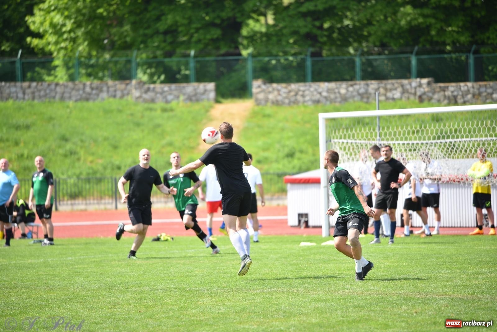 Zdjęcie w galerii na portalu naszraciborz.pl: Piłkarskie zmagania śląskich policjantów na stadionie przy Zamkowej [FOTO i WIDEO] wiadomości z regionu