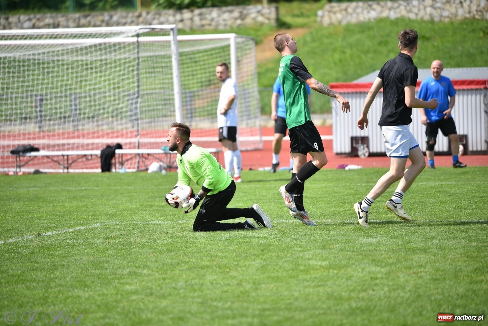 Zdjęcie w galerii na portalu naszraciborz.pl: Piłkarskie zmagania śląskich policjantów na stadionie przy Zamkowej [FOTO i WIDEO] wiadomości z regionu