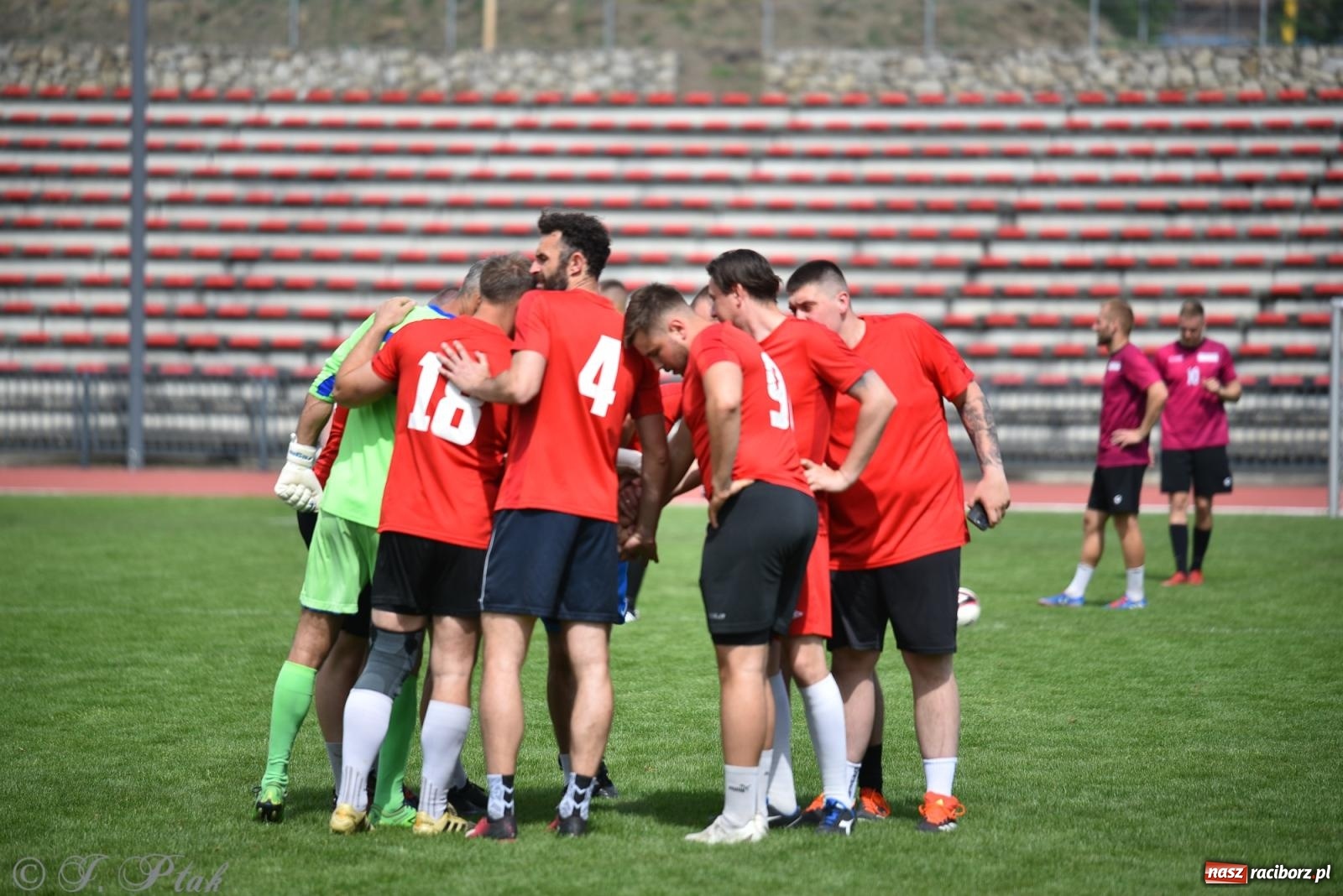 Zdjęcie w galerii na portalu naszraciborz.pl: Piłkarskie zmagania śląskich policjantów na stadionie przy Zamkowej [FOTO i WIDEO] wiadomości z regionu