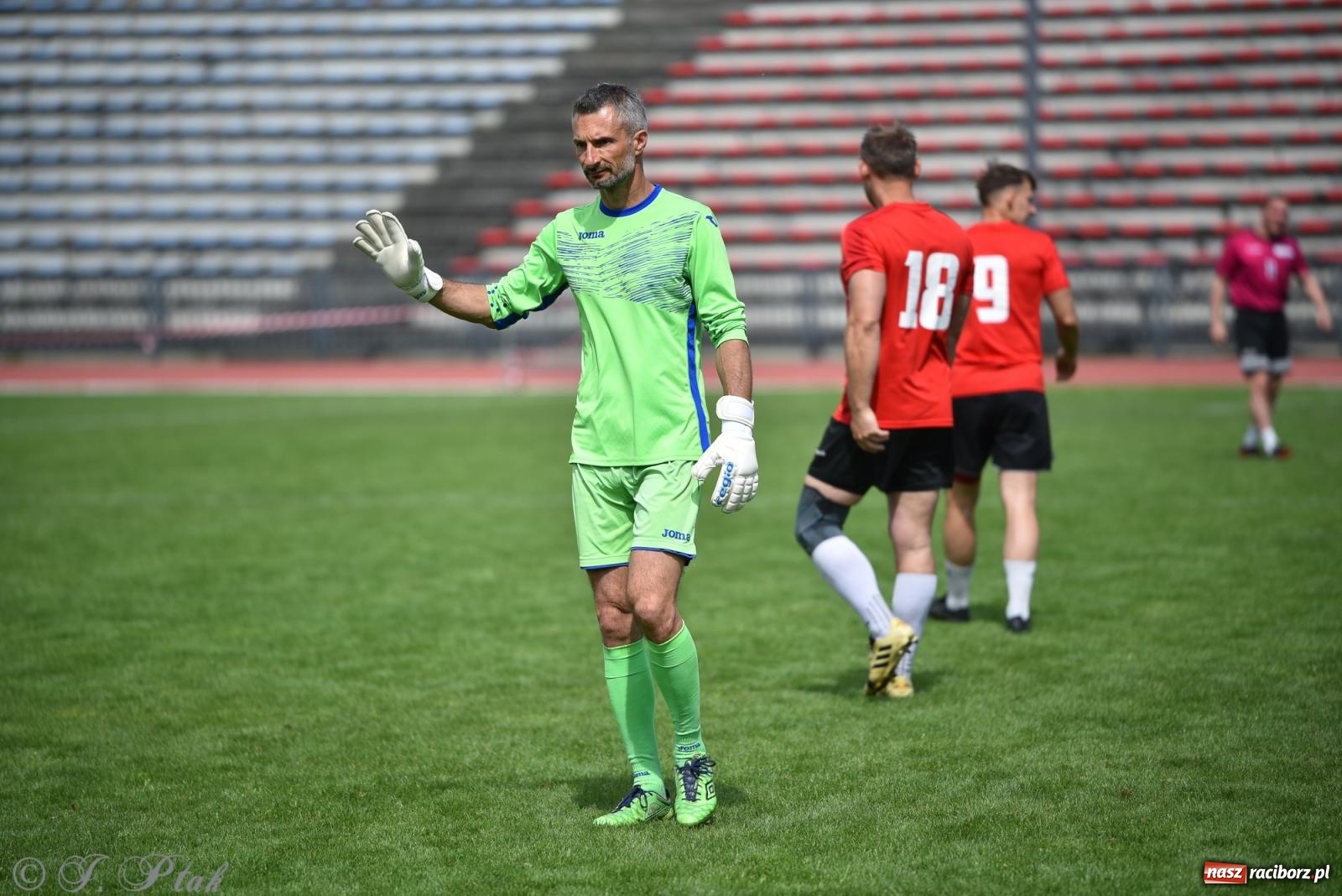 Zdjęcie w galerii na portalu naszraciborz.pl: Piłkarskie zmagania śląskich policjantów na stadionie przy Zamkowej [FOTO i WIDEO] wiadomości z regionu