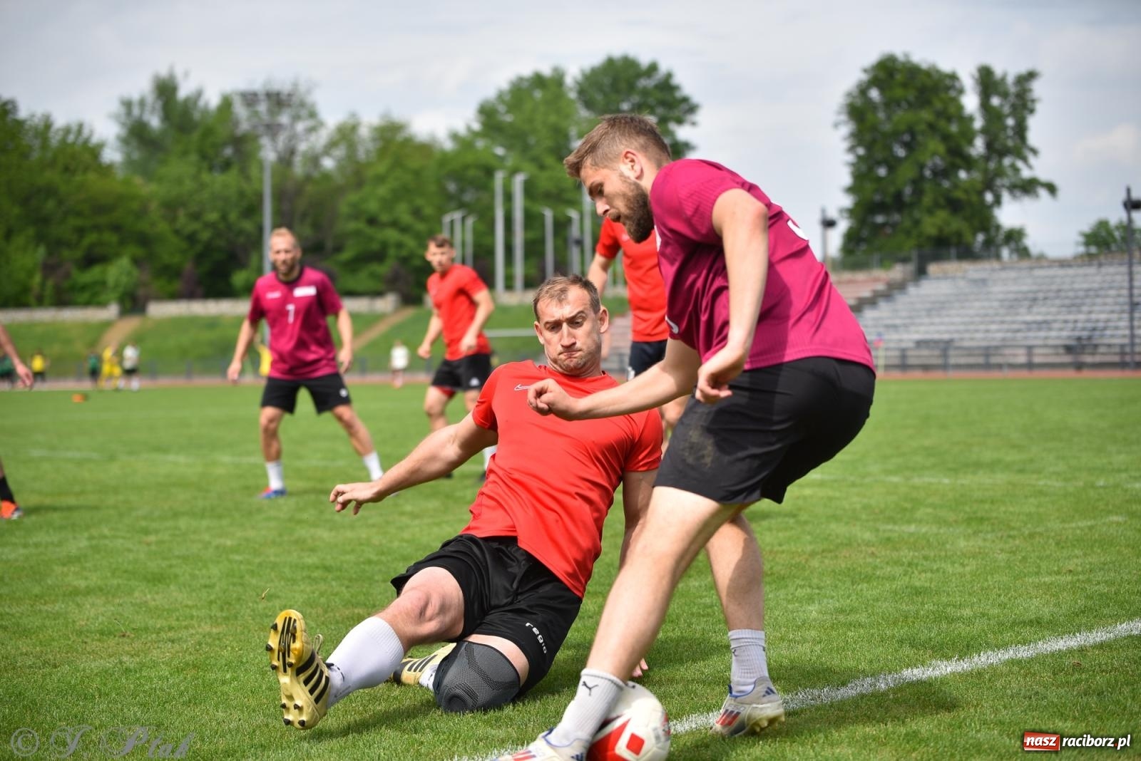 Zdjęcie w galerii na portalu naszraciborz.pl: Piłkarskie zmagania śląskich policjantów na stadionie przy Zamkowej [FOTO i WIDEO] wiadomości z regionu