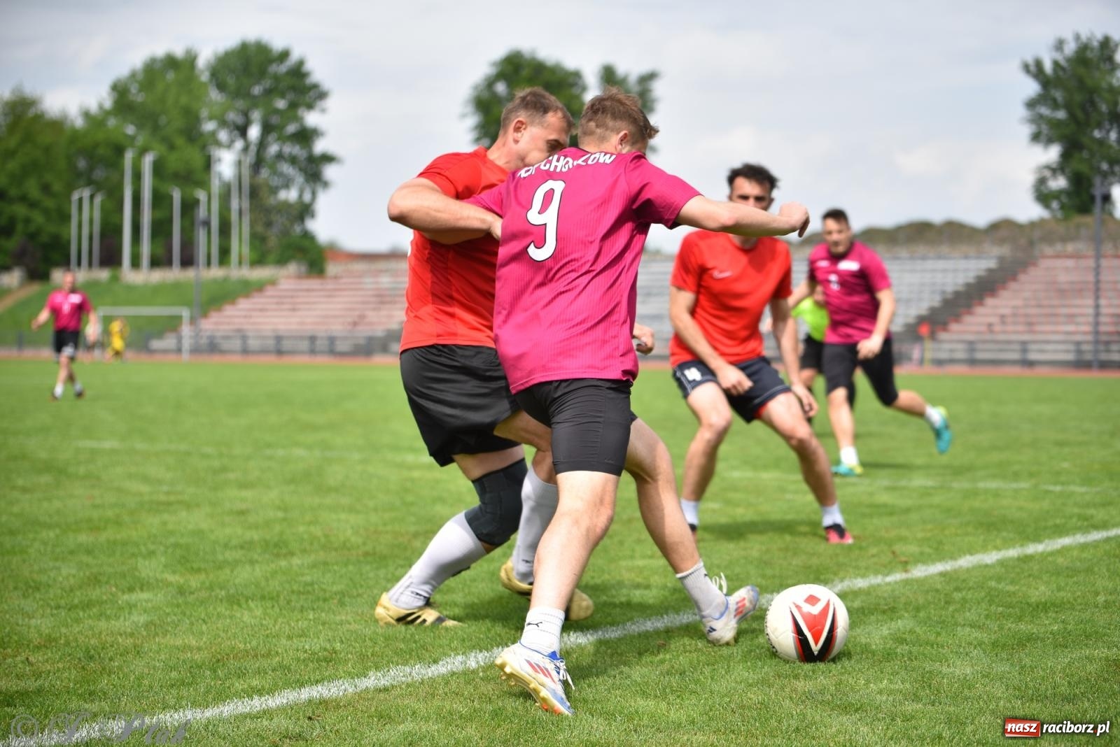 Zdjęcie w galerii na portalu naszraciborz.pl: Piłkarskie zmagania śląskich policjantów na stadionie przy Zamkowej [FOTO i WIDEO] wiadomości z regionu