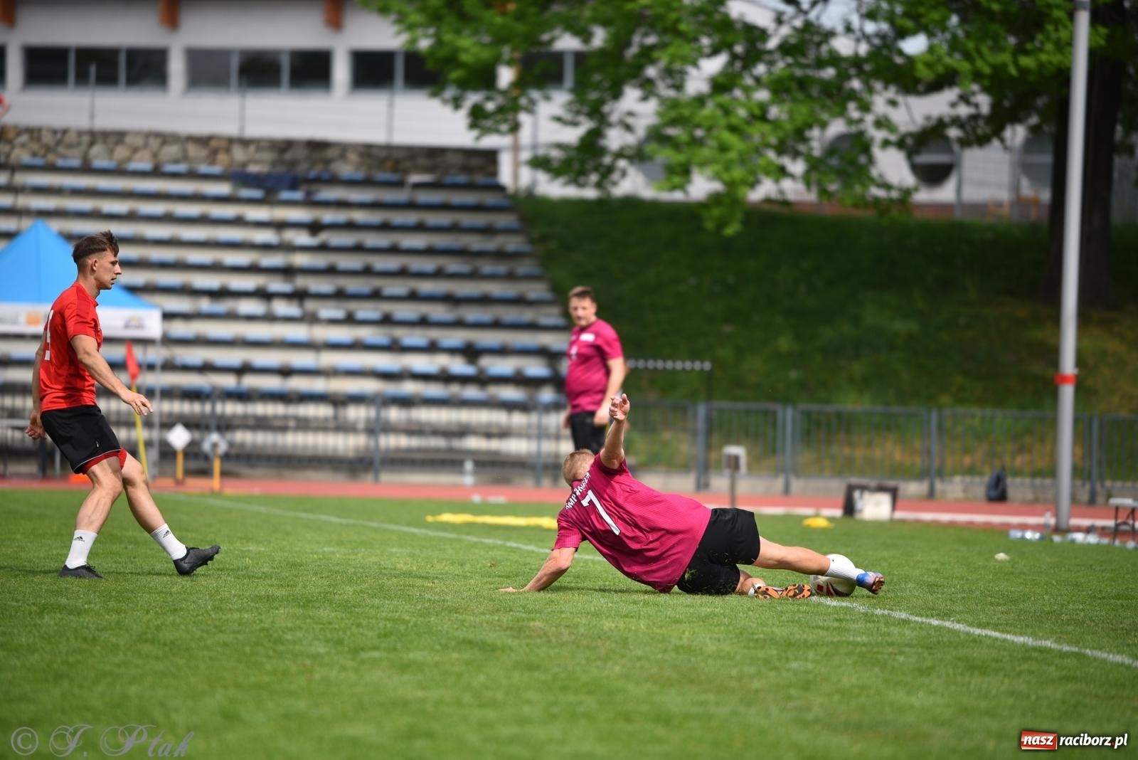 Zdjęcie w galerii na portalu naszraciborz.pl: Piłkarskie zmagania śląskich policjantów na stadionie przy Zamkowej [FOTO i WIDEO] wiadomości z regionu