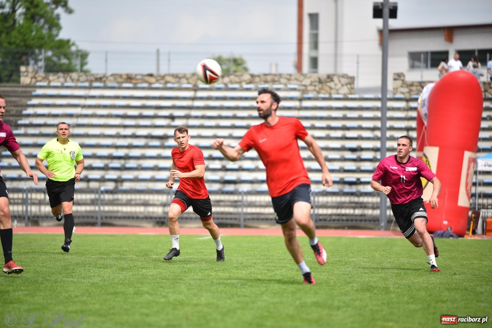 Zdjęcie w galerii na portalu naszraciborz.pl: Piłkarskie zmagania śląskich policjantów na stadionie przy Zamkowej [FOTO i WIDEO] wiadomości z regionu
