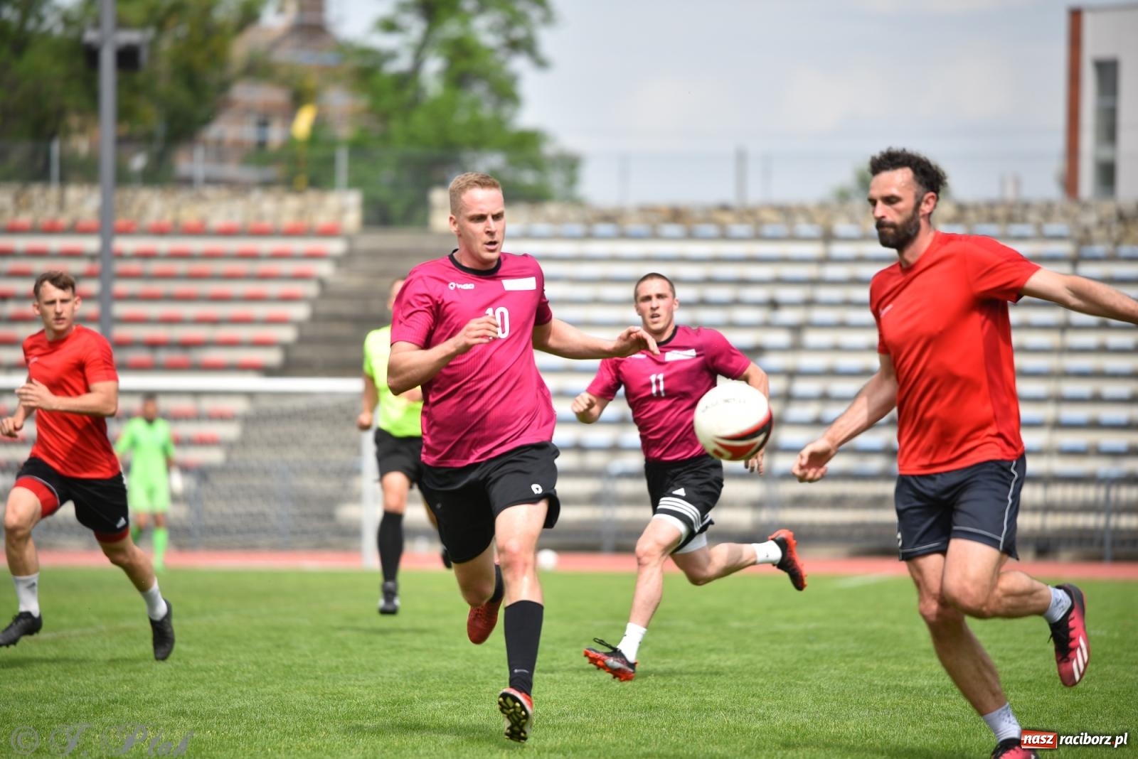 Zdjęcie w galerii na portalu naszraciborz.pl: Piłkarskie zmagania śląskich policjantów na stadionie przy Zamkowej [FOTO i WIDEO] wiadomości z regionu