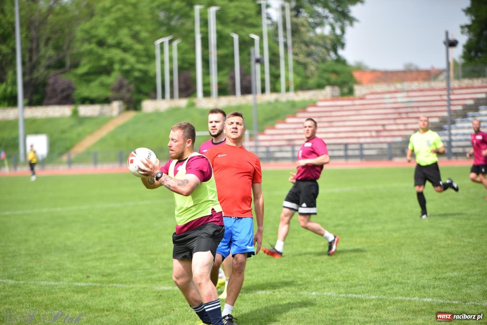 Zdjęcie w galerii na portalu naszraciborz.pl: Piłkarskie zmagania śląskich policjantów na stadionie przy Zamkowej [FOTO i WIDEO] wiadomości z regionu
