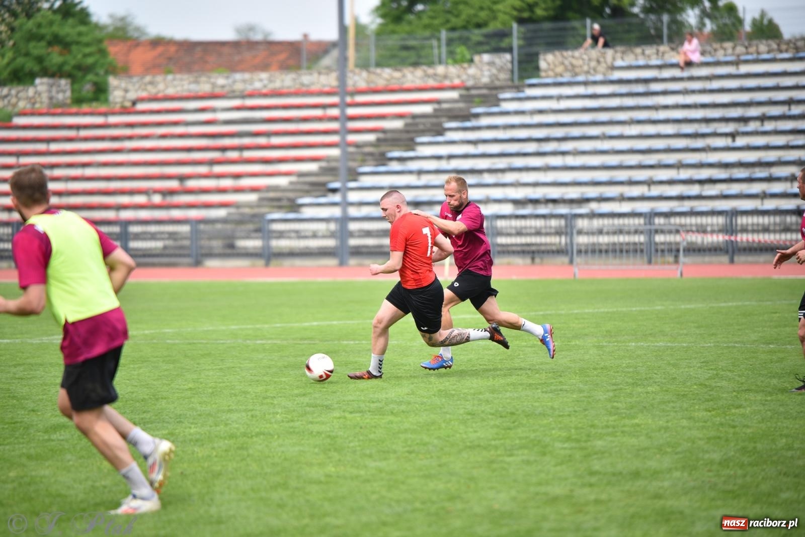 Zdjęcie w galerii na portalu naszraciborz.pl: Piłkarskie zmagania śląskich policjantów na stadionie przy Zamkowej [FOTO i WIDEO] wiadomości z regionu