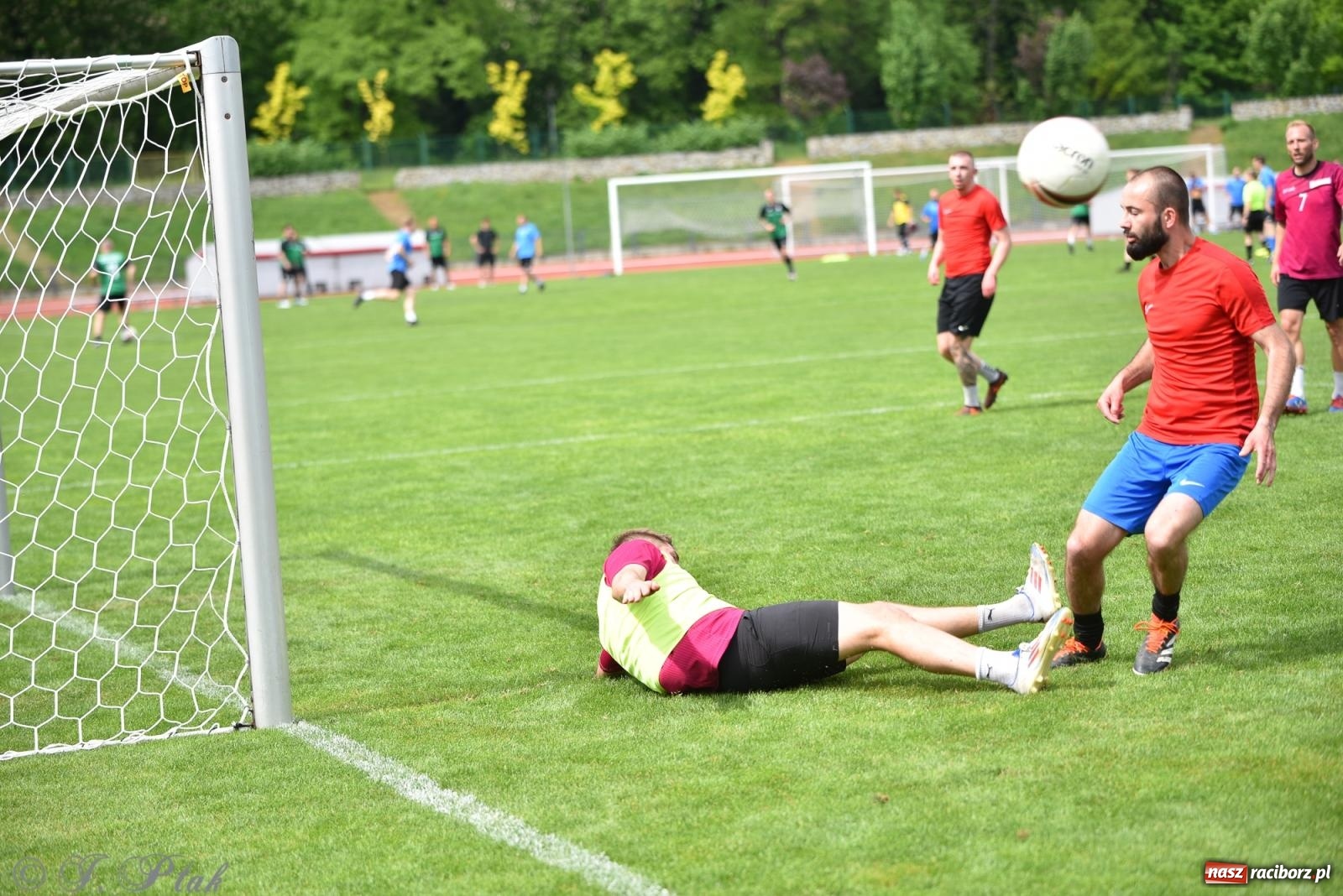 Zdjęcie w galerii na portalu naszraciborz.pl: Piłkarskie zmagania śląskich policjantów na stadionie przy Zamkowej [FOTO i WIDEO] wiadomości z regionu