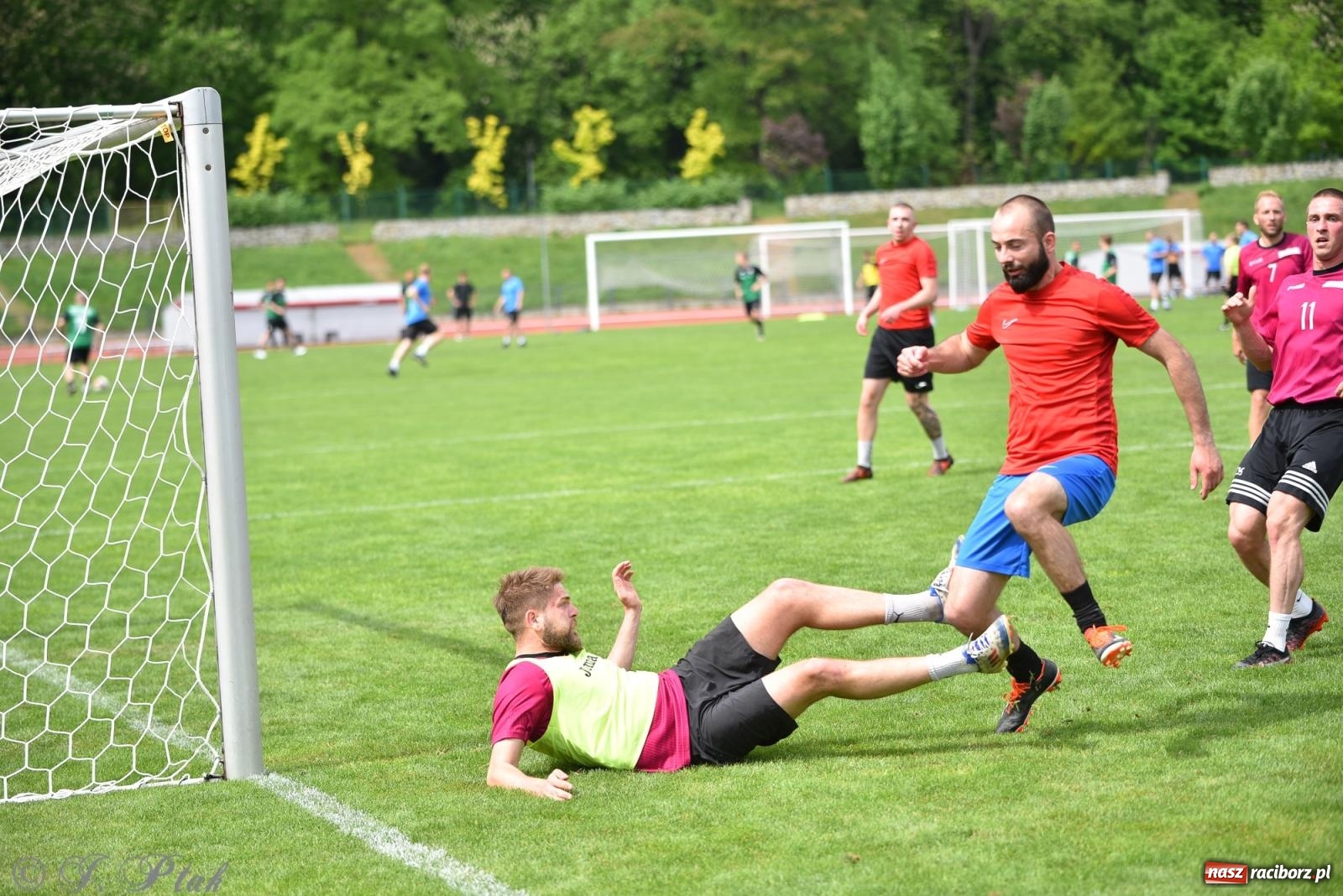 Zdjęcie w galerii na portalu naszraciborz.pl: Piłkarskie zmagania śląskich policjantów na stadionie przy Zamkowej [FOTO i WIDEO] wiadomości z regionu
