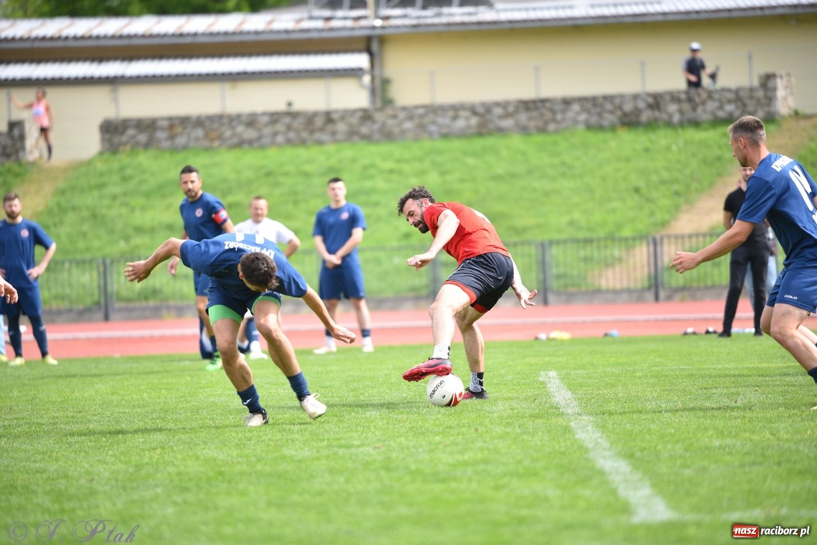 Zdjęcie w galerii na portalu naszraciborz.pl: Piłkarskie zmagania śląskich policjantów na stadionie przy Zamkowej [FOTO i WIDEO] wiadomości z regionu