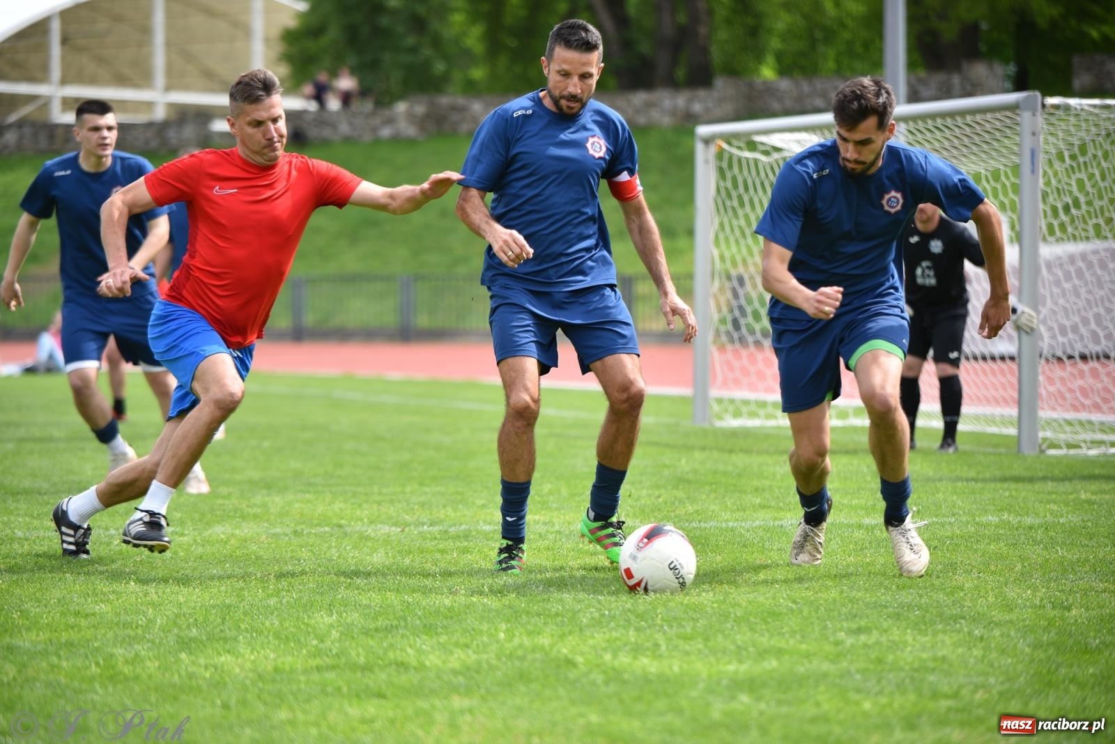 Zdjęcie w galerii na portalu naszraciborz.pl: Piłkarskie zmagania śląskich policjantów na stadionie przy Zamkowej [FOTO i WIDEO] wiadomości z regionu