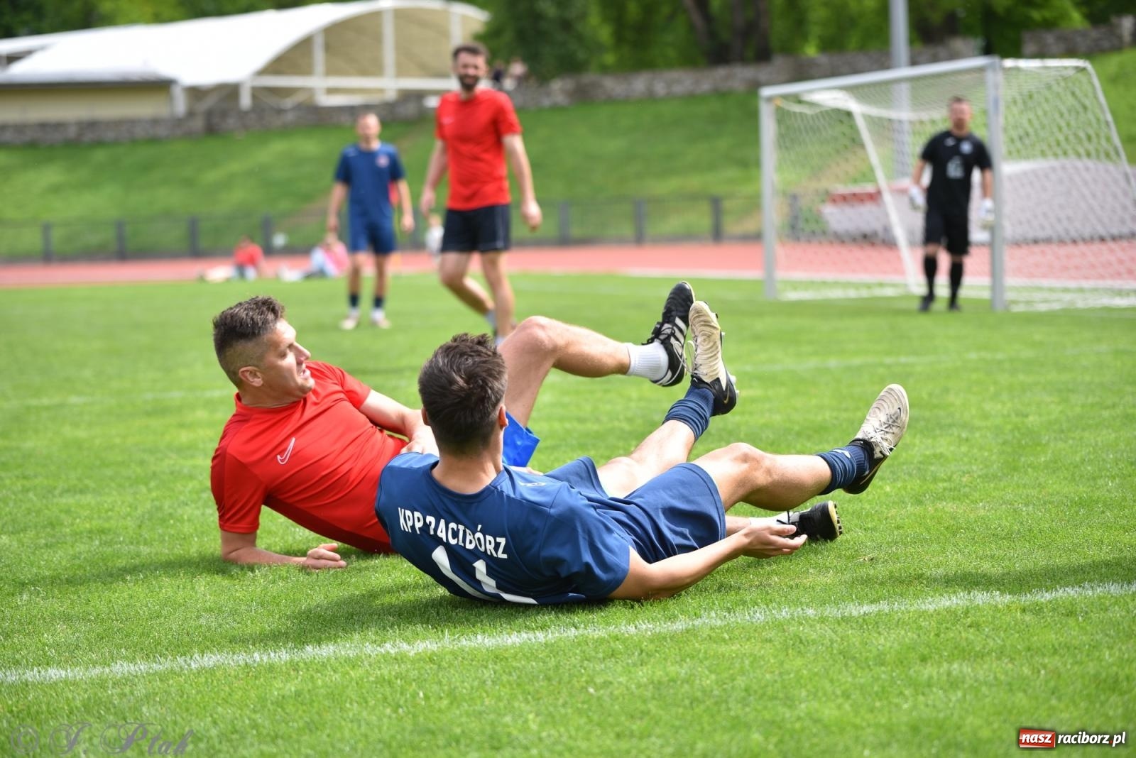 Zdjęcie w galerii na portalu naszraciborz.pl: Piłkarskie zmagania śląskich policjantów na stadionie przy Zamkowej [FOTO i WIDEO] wiadomości z regionu