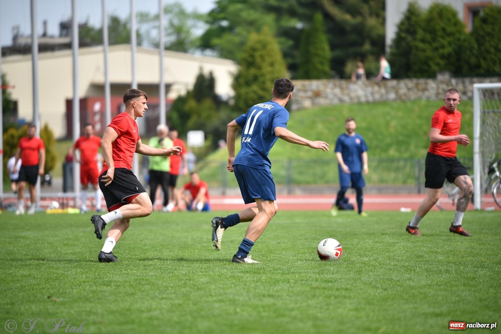 Zdjęcie w galerii na portalu naszraciborz.pl: Piłkarskie zmagania śląskich policjantów na stadionie przy Zamkowej [FOTO i WIDEO] wiadomości z regionu